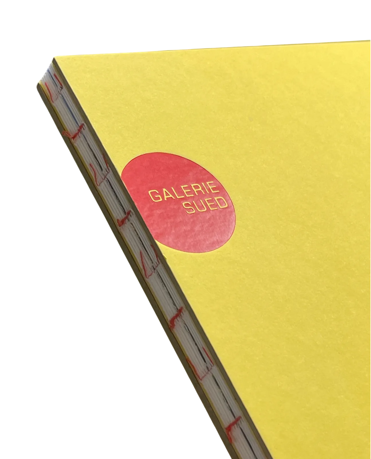 Freigestellte Detailansicht des gelben Ausstellungskatalogs der Galerie Sued mit sichtbarer roter Fadenheftung