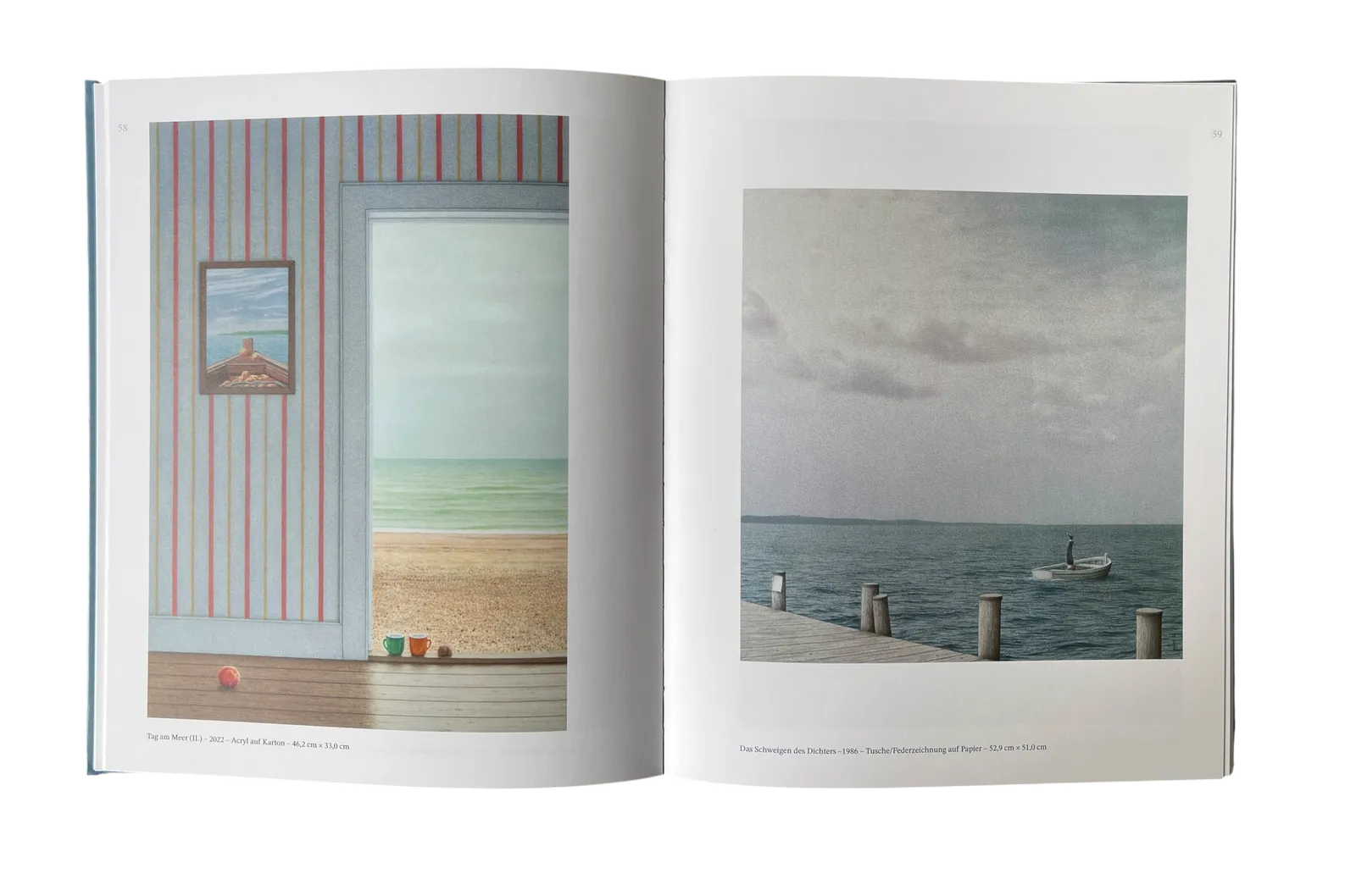 Geöffnete Katalogdoppelseite mit zwei Bildwerken von Quint Buchholz: Innenraum mit Blick aufs Meer und Boot auf dunklem Wasser
