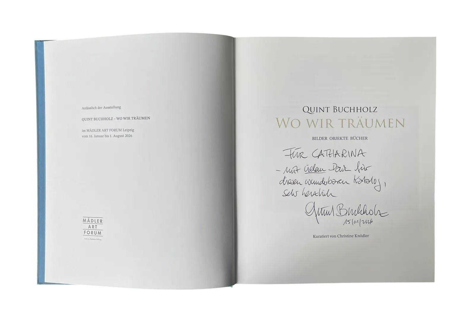 Geöffnete Titel- und Widmungsseite des Ausstellungskatalogs Wo wir träumen